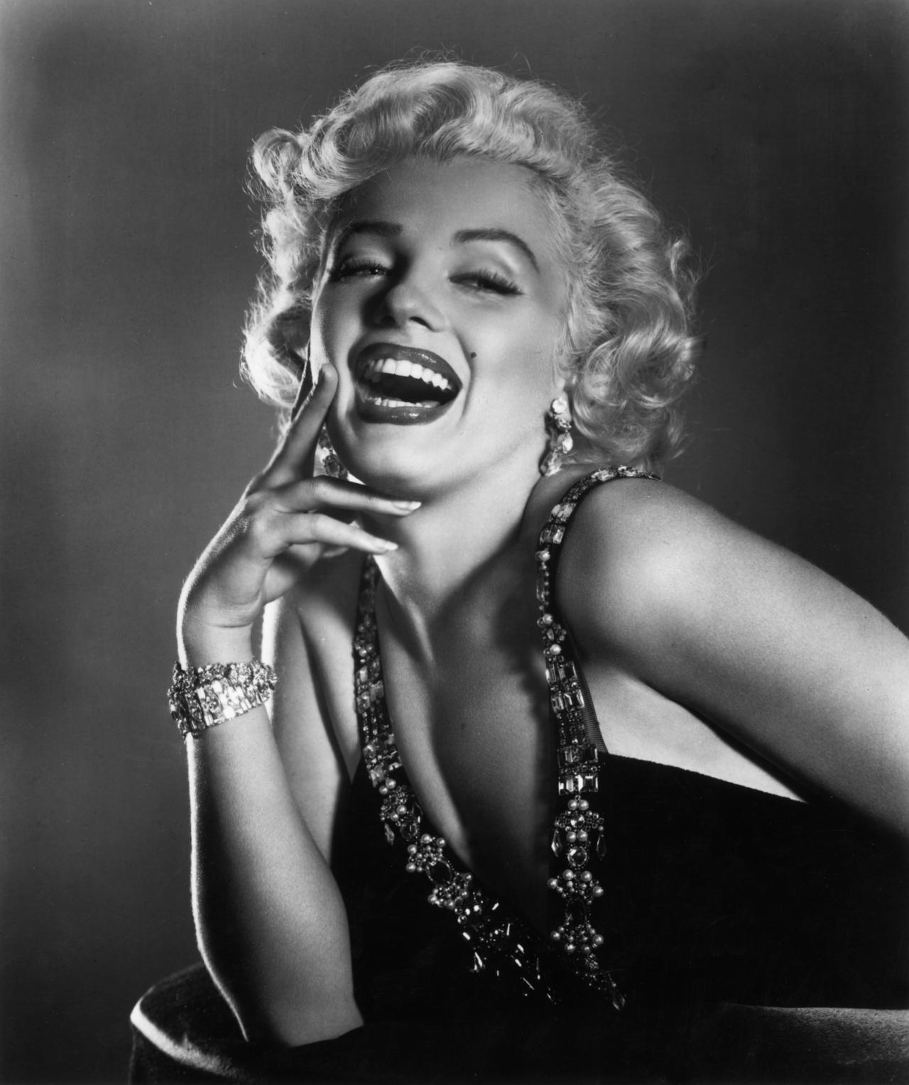 Scent
She wore Chanel No.5 to bed and nothing else. When asked what she wore to sleep, Monroe replied, “Five drops of Chanel No.5.” She genuinely wore little else to bed and the tip became one of the most powerful unpaid endorsements in advertising history Scent
She wore Chanel No.5 to bed and nothing else. When asked what she wore to sleep, Monroe replied, “Five drops of Chanel No.5.” She genuinely wore little else to bed and the tip became one of the most powerful unpaid endorsements in advertising history